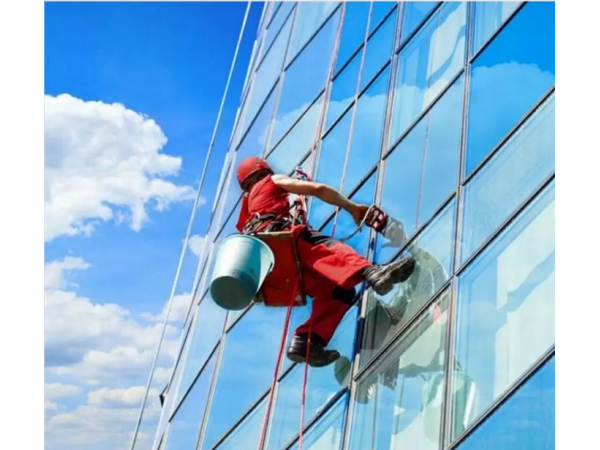 在外墻清洗時使用的專用藥劑是什么？