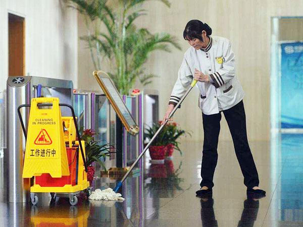 為什么現(xiàn)在很多企業(yè)保潔選擇托管，而不是自招呢？