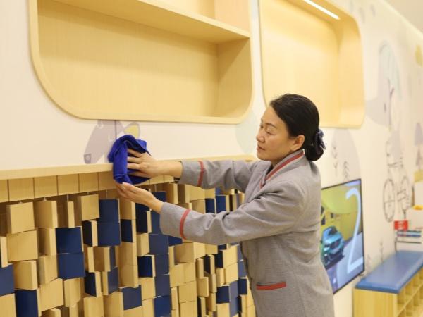 為什么現(xiàn)在學(xué)校都把清潔工作都外包了？